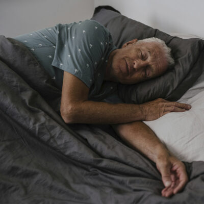 Trastornos del sueño como síndrome de piernas inquietas, trastorno de la conducta del sueño REM